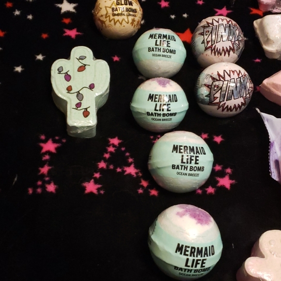 Bathbombs from pink store - Picture 2 of 3